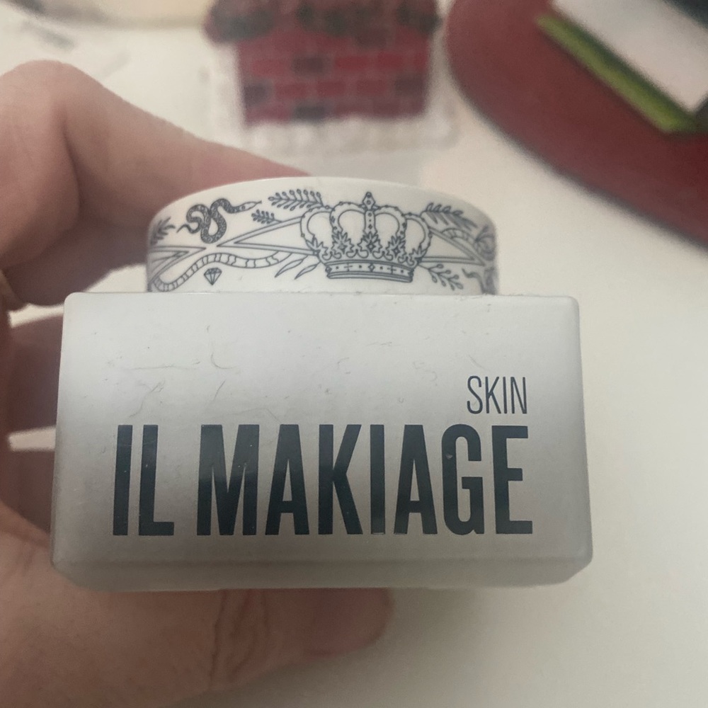 BNIB il Makiage Amazing Cream!